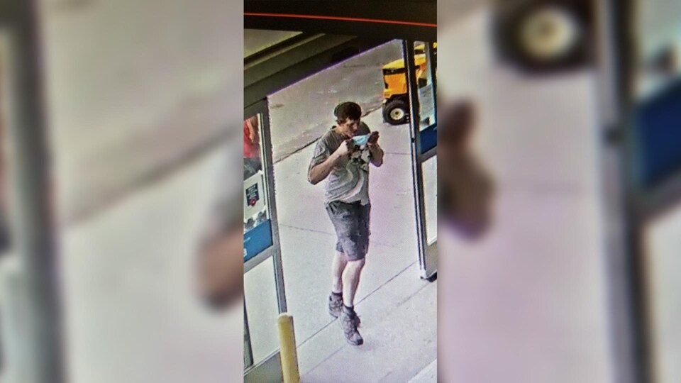 Un homme en shorts met un masque bleu.