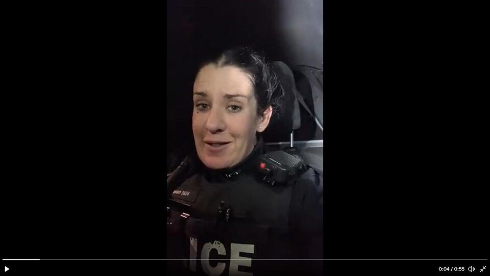 Le portrait d'une femme en uniforme de police.