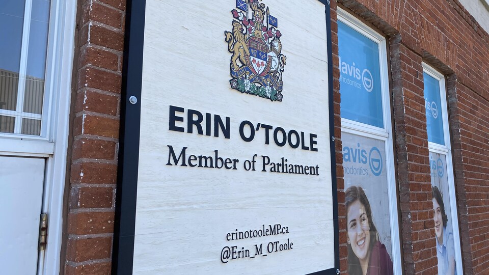 Une enseigne avec le nom d'Erin O'Toole.
