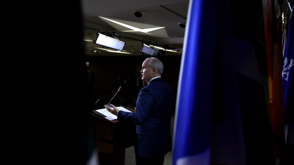 Erin O'Toole s'adresse à la presse.