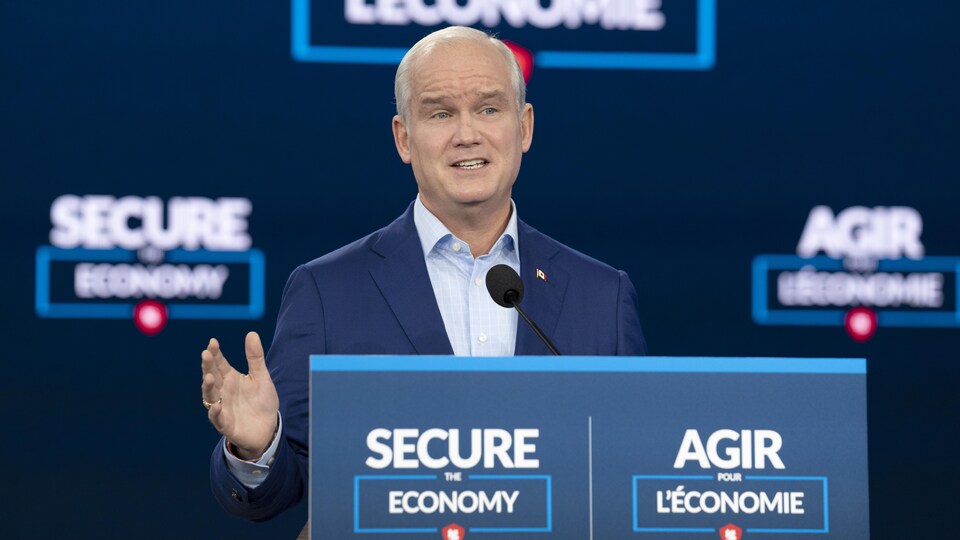 Erin O'Toole parle derrière un lutrin.
