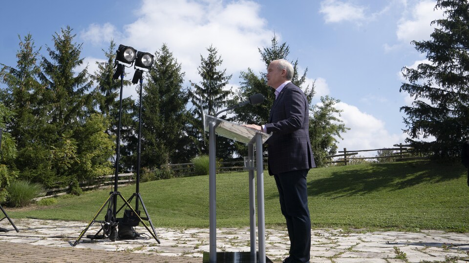 Erin O'Toole fait un point de presse dans un parc.