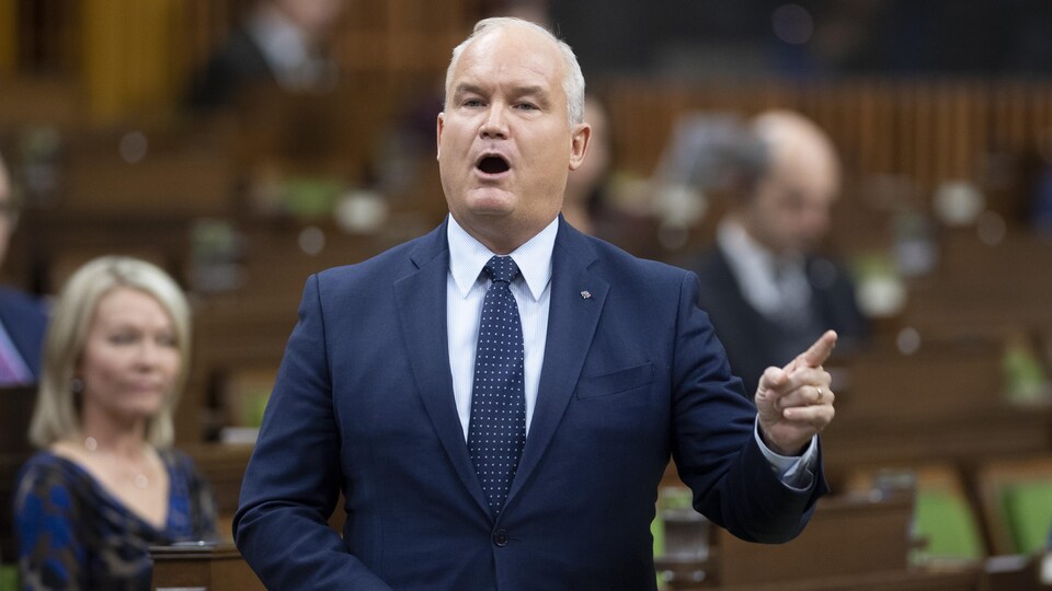 M. O'Toole pose une question à la Chambre des communes.