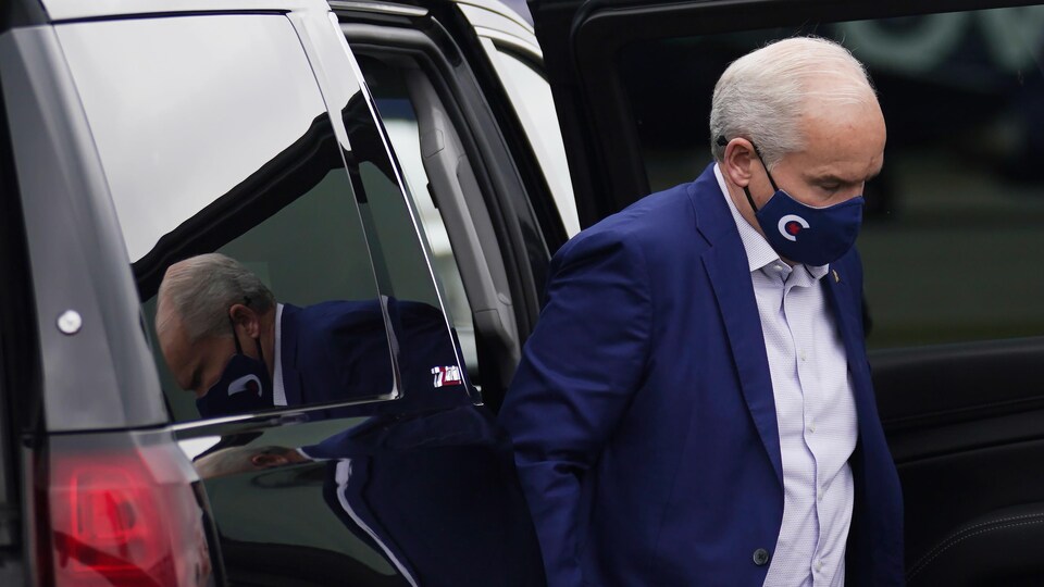 Erin O'Toole sort de sa voiture.