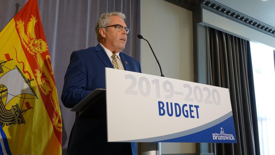 Le ministre des Finances du Nouveau-Brunswick, Ernie Steeves, en conférence de presse.