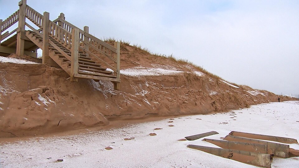 Un escalier vers la berge a perdu une partie de ses marches, aux Îles-de-la-Madeleine.