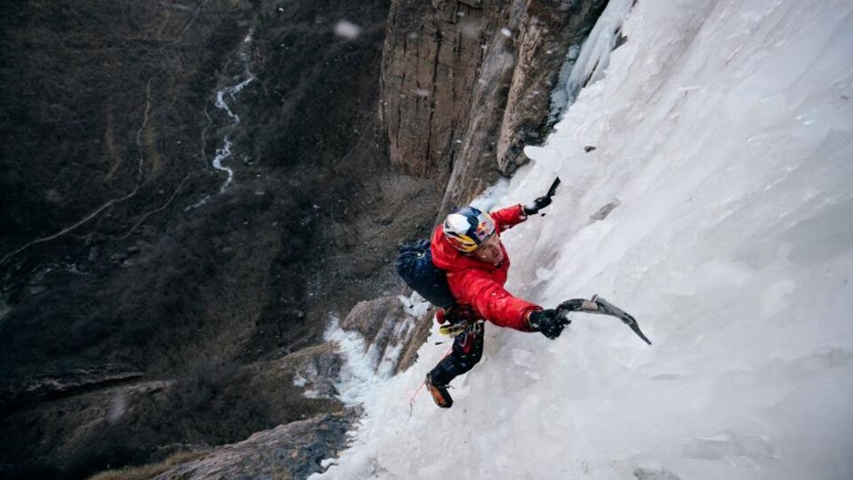 un homme faisant de l'escalade de glace.