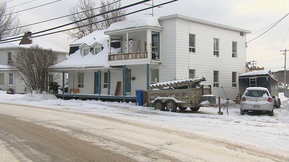 L'immeuble de la rue Tessier à Rimouski où un escalier d'accès a été démoli