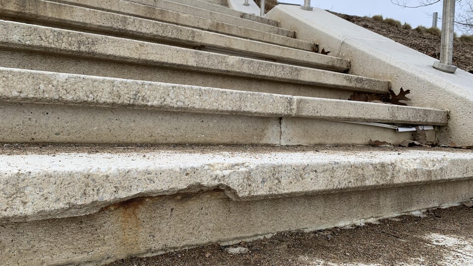 Plusieurs marches en béton sont abîmées et le système de lumières à DEL se détériore à certains endroits.