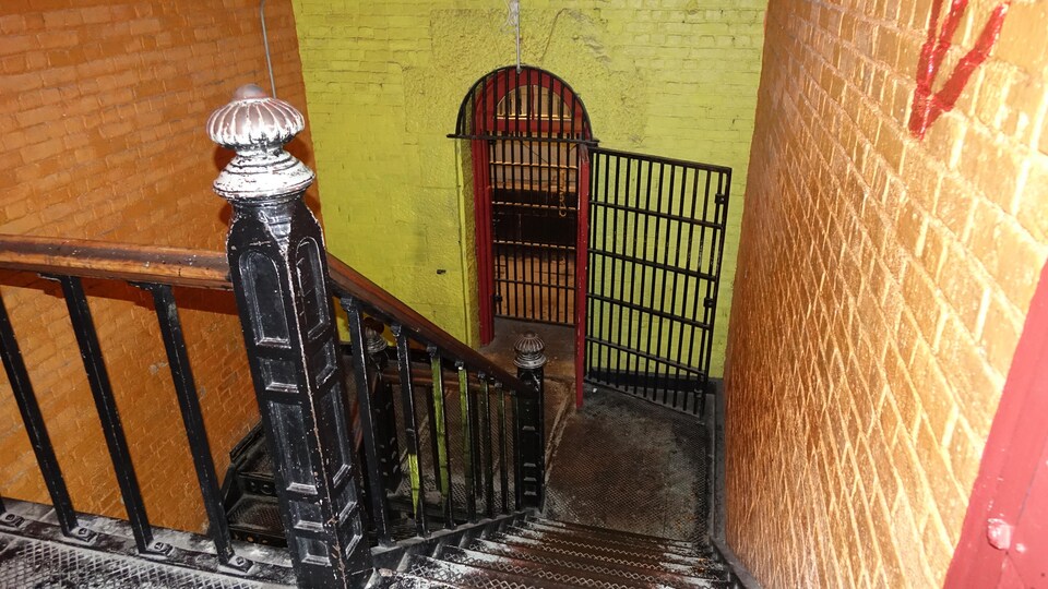 Une cage d'escaliers.