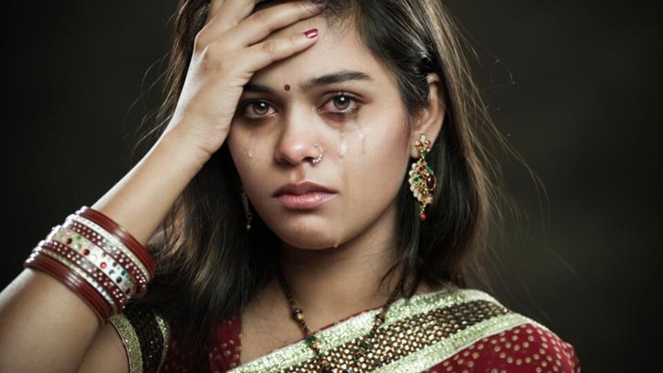 Une Indienne en pleurs.