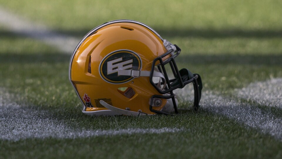 Un casque aux couleurs de l'équipe de football d'Edmonton