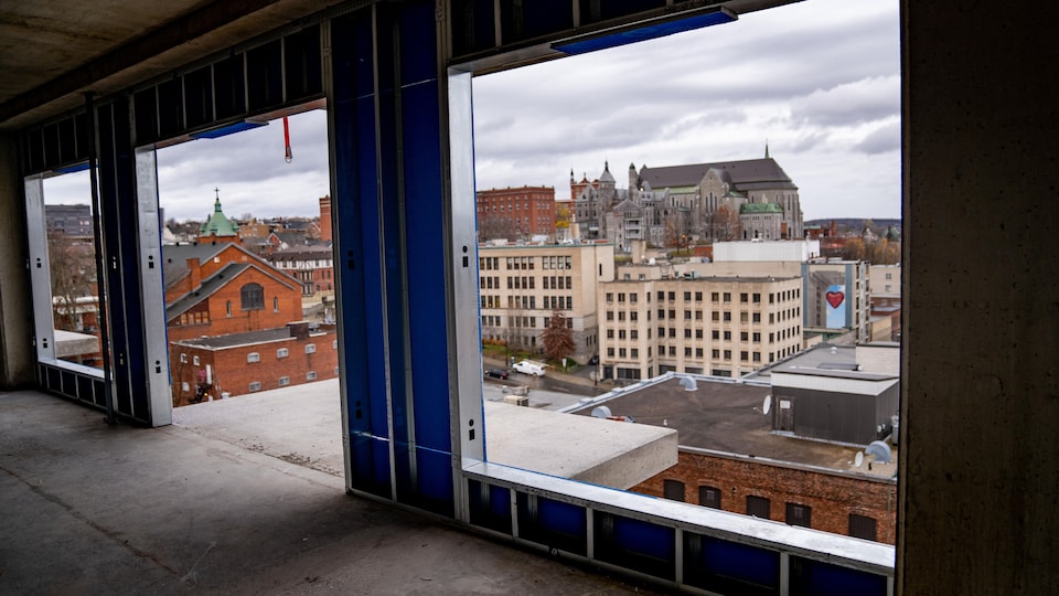La cathédrale de Sherbrooke vue à travers une fenêtre.