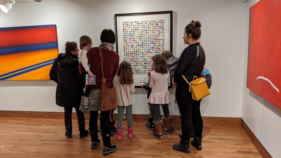 Des enfants avec leurs parents qui visitent l'exposition Couleurs manifestes du MBAS.