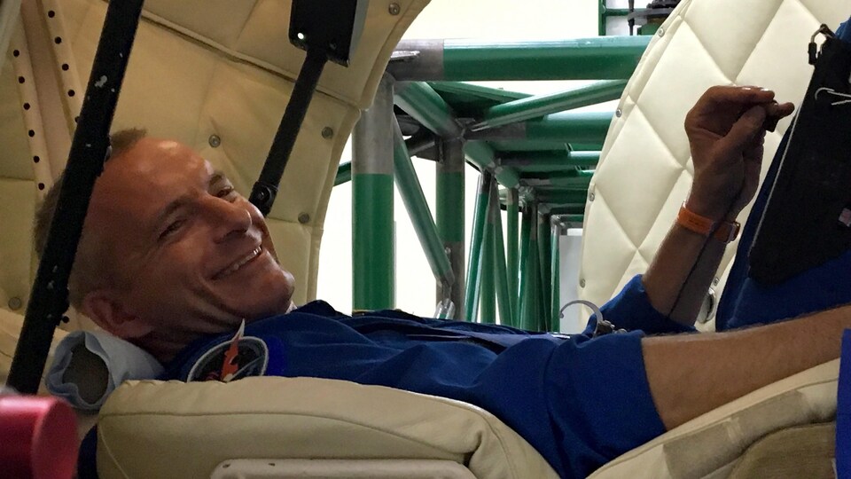 L'astronaute canadien David Saint-Jacques installé dans un module d'entraînement en Russie.