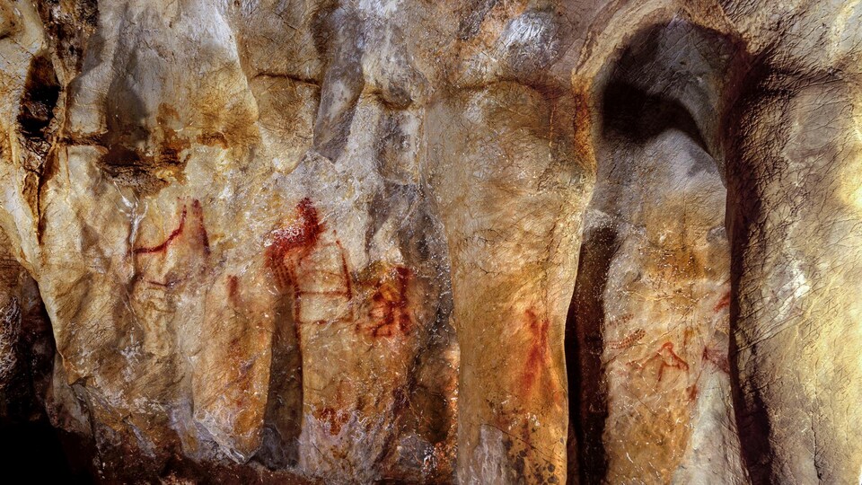 Peintures rupestres néandertaliennes dans une caverne à La Pasiega en Espagne.