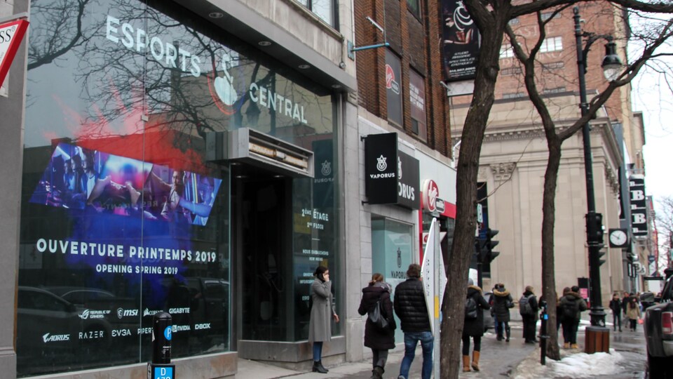 Une immense affiche annonce l'ouverture de l'eSports Central et couvre la devanture d'un immeuble.