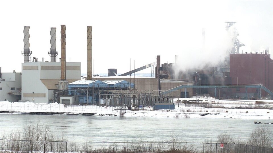 Une usine sur le bord d’une rivière