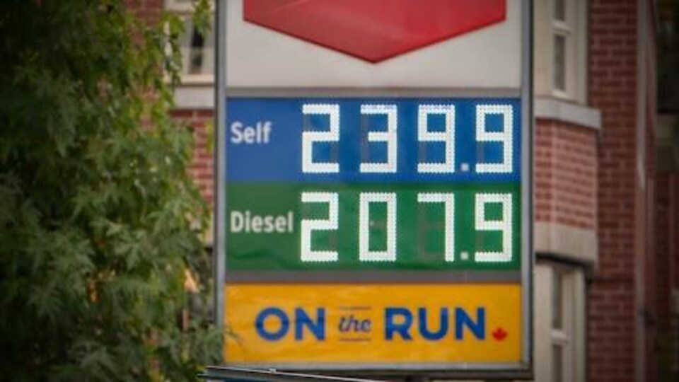 L'affiche d'une station-service montrant un prix de 2,40 $ le litre pour l'essence ordinaire.