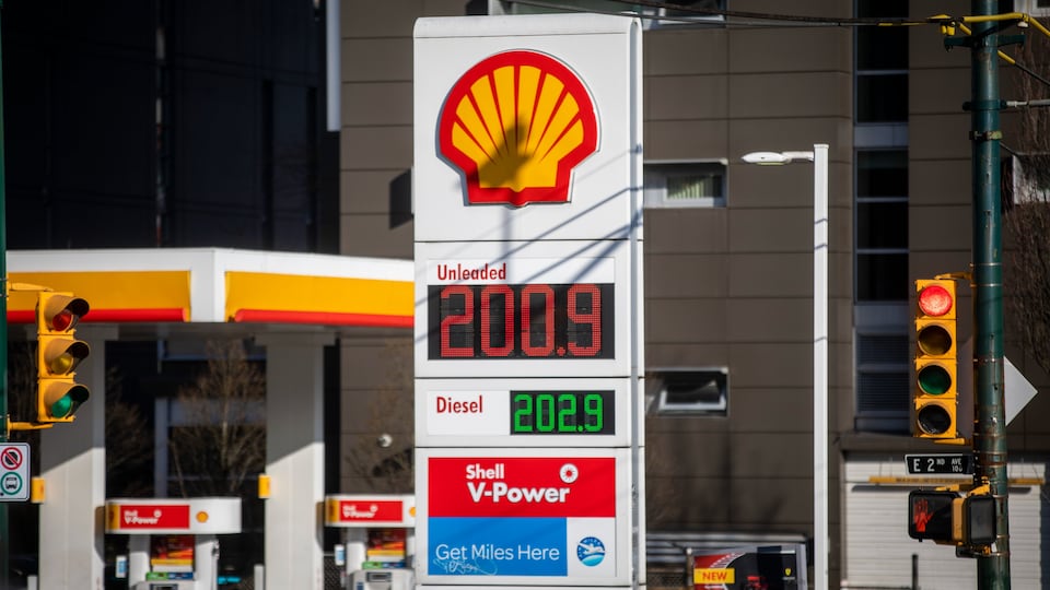 Un panneau affiche le prix de l'essence à plus de deux dollars à Vancouver. 