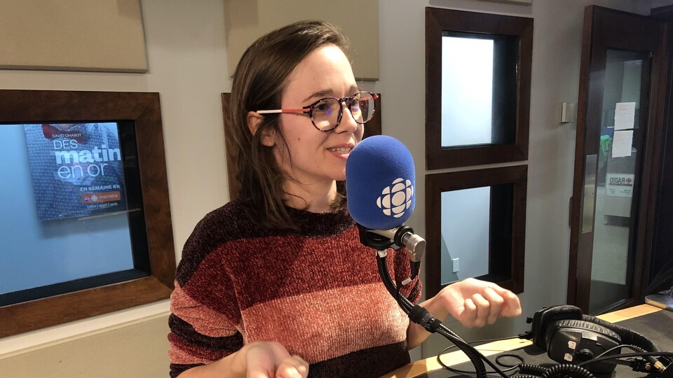 Estelle Guingo en entrevue à Radio-Canada dans le studio de Rouyn-Noranda.