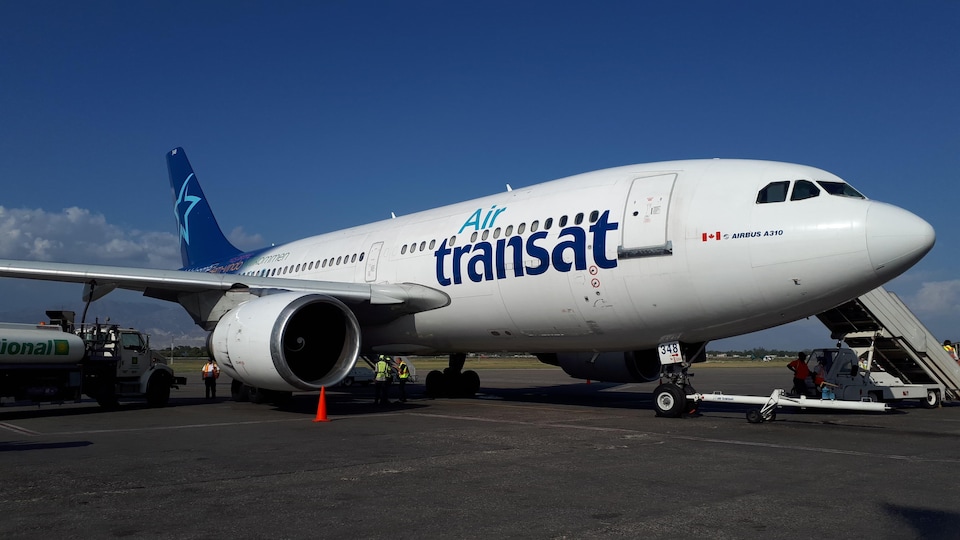 Un avion d'Air Transat sur le tarmac de l'aéroport.