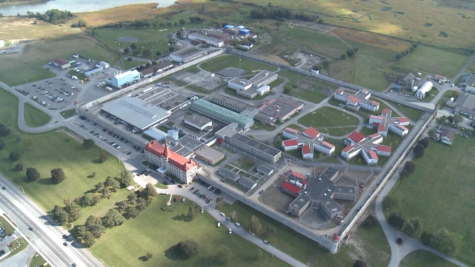 Image de l'intérieur des murs de la prison vu du ciel.