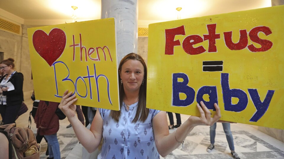 Une Américaine de l'Utah manifestait contre l'avortement, mardi dernier.