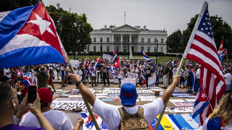 Des manifestants avec des drapeaux américains et cubains devant la Maison-Blanche.