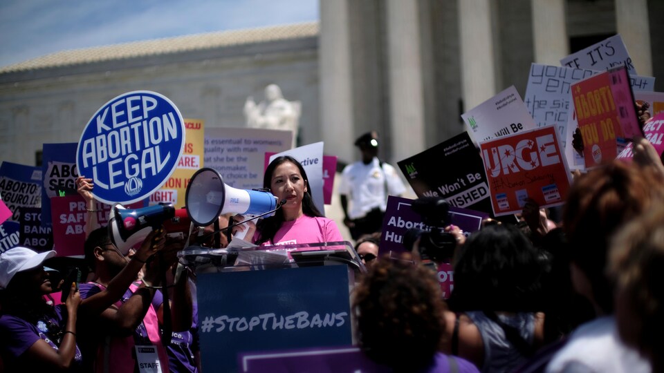 Des manifestants avec des affiches à Washington, devant la Cour suprême des États-Unis.