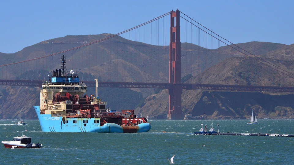 Un bateau quitte le port de San Francisco.