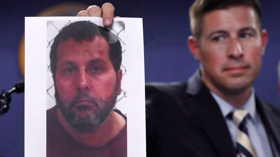 Un agent du FBI brandit une photo d'Amor Ftouhi, reconnu coupable d'acte terroriste.