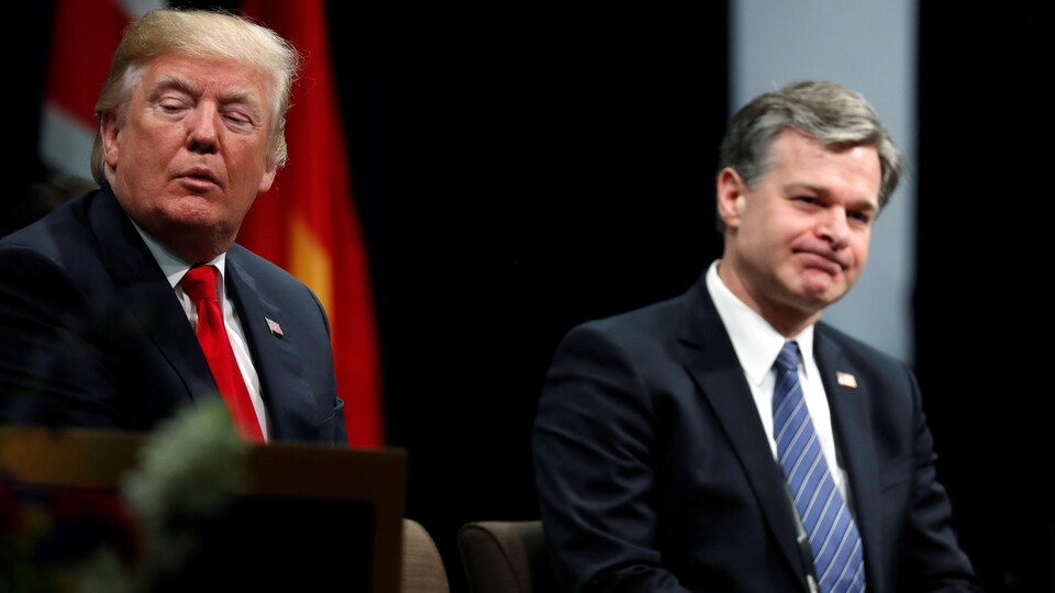 Le président américain Donald Trump et l'actuel patron du FBI, Christopher Wray.