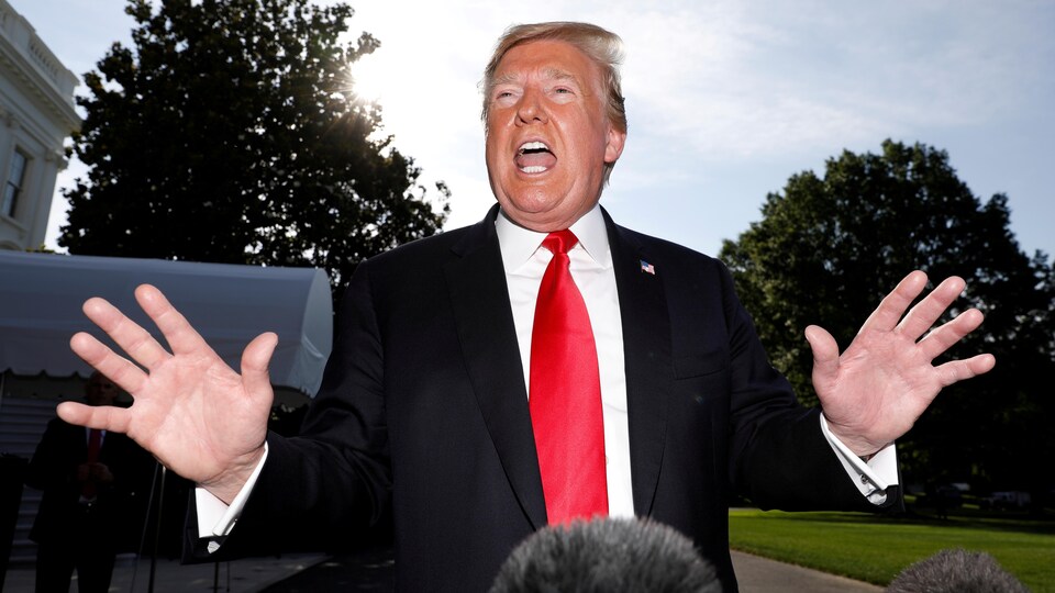 Donald Trump devant les micros et les caméras des médias.