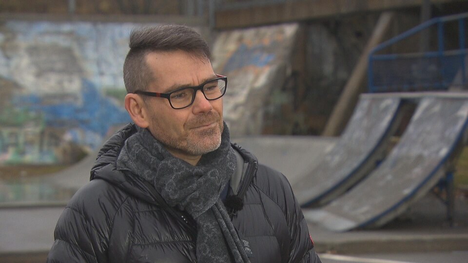 Étienne Hébert accorde une entrevue. Il est dans un parc de planches à roulettes.