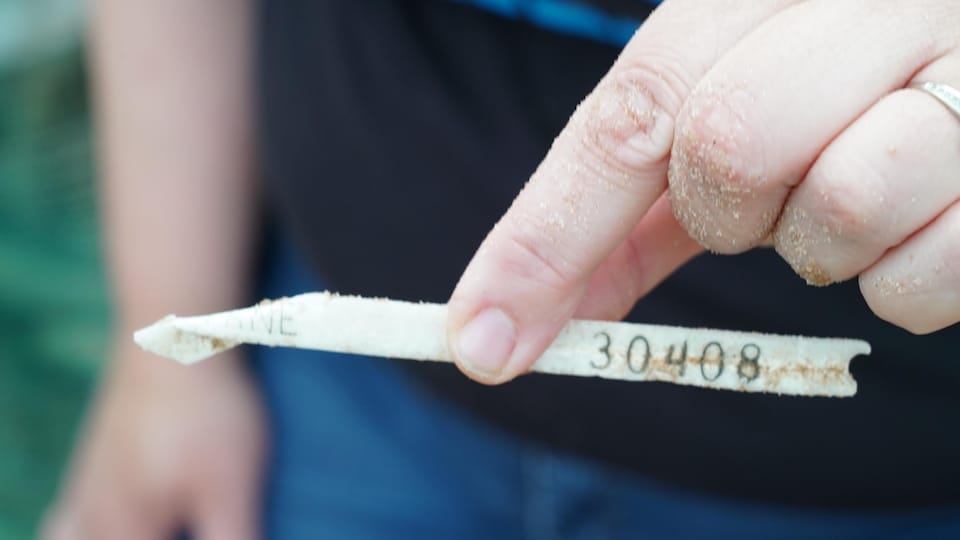 Une étiquette de casiers de pêche au homard avec un numéro et l'inscription Matane.