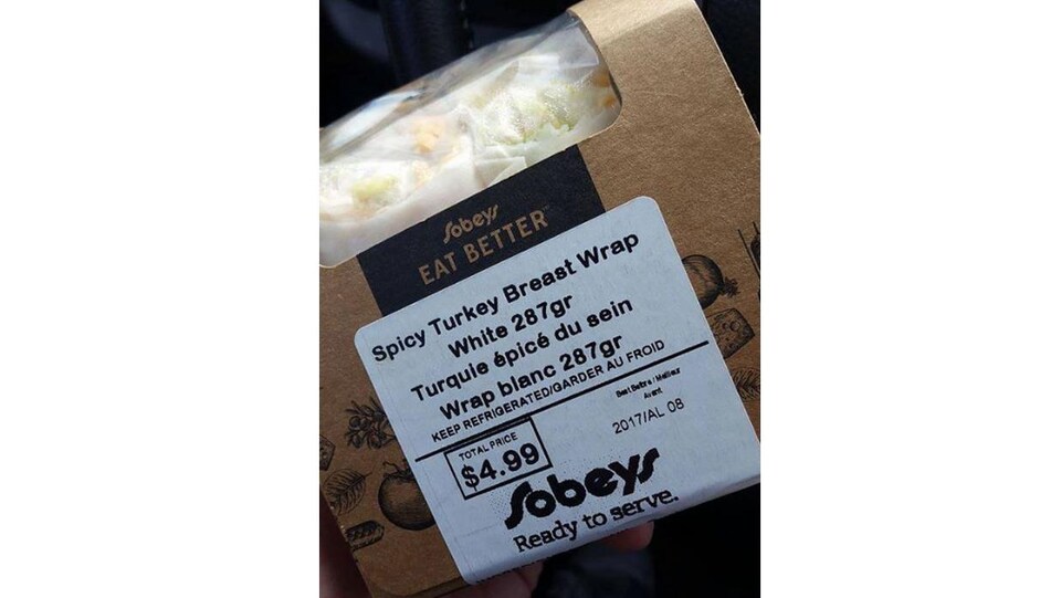 Photo de l'étiquette qui décrit le sandwich comme étant de type « Turquie épicé du sein »