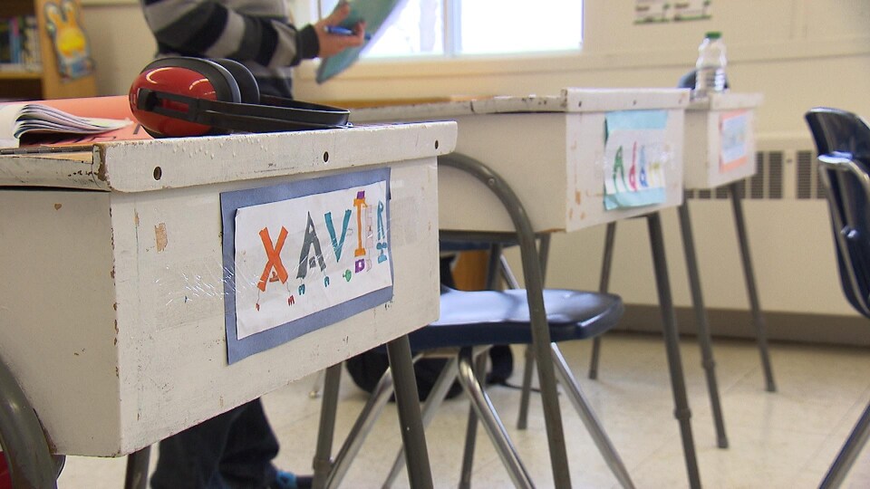 Des pupitres dans une classe de maternelle