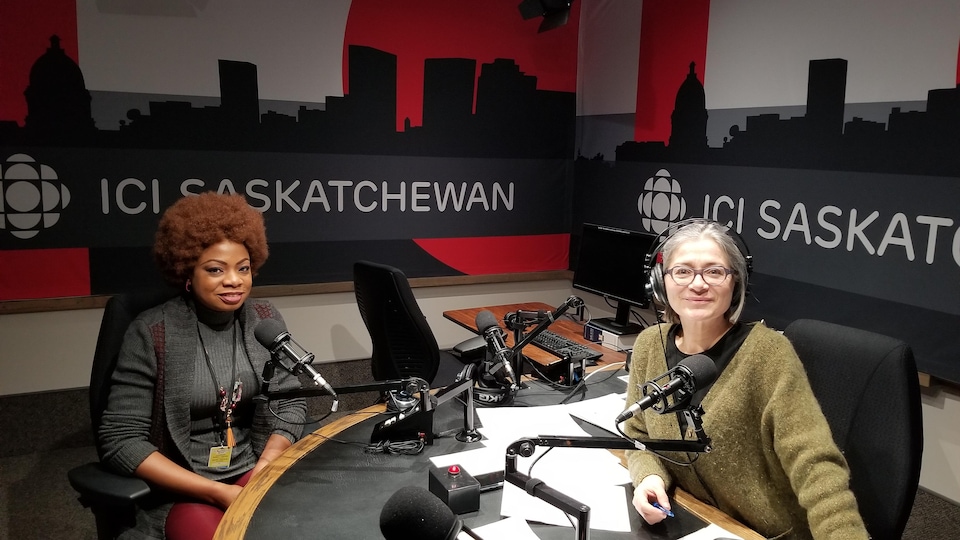 Rebecca Alao et Doris Labrie en photo dans le studio de radio d'Ici Saskatchewan
