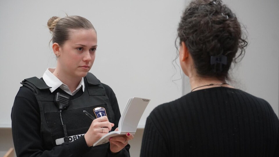 Une étudiante du programme de technique policière en action