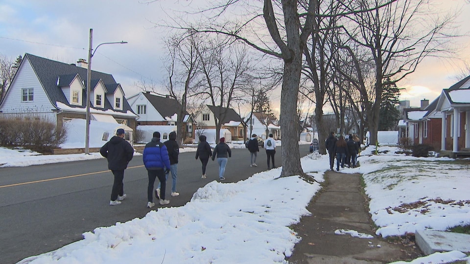 Des étudiants qui marchent dans la rue à Trois-Rivières.