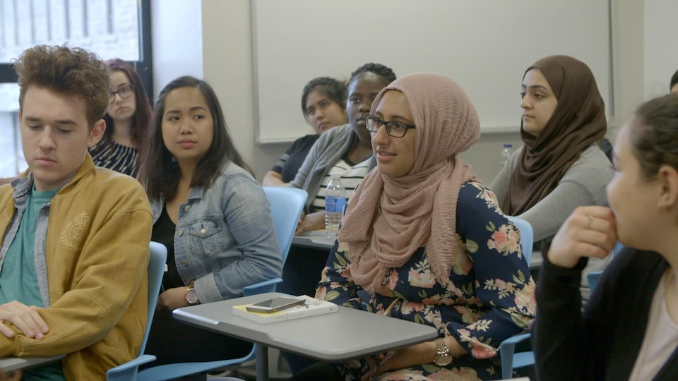Un groupe d'étudiants issus de l'immigration dans une classe