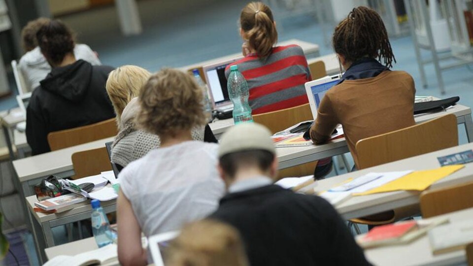 Des étudiants en classe.