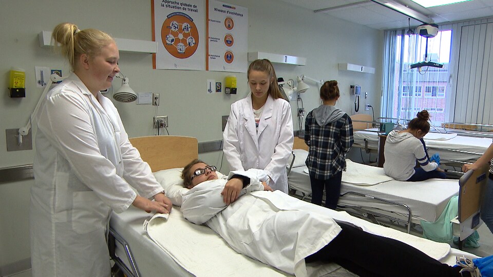 Des élèves apprennent les principes pour le déplacement sécuritaire des bénéficiaires (PDSB) au Centre de formation Rimouski-Neigette.