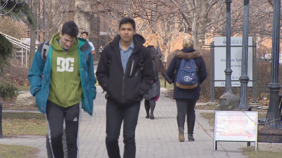 Photo d'étudiants qui marchent sur le campus de l'Université de Toronto.