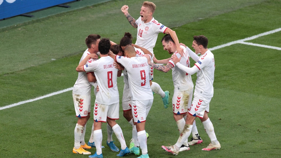 Mikkel Damsgaard célèbre avec ses coéquipiers du Danemark.