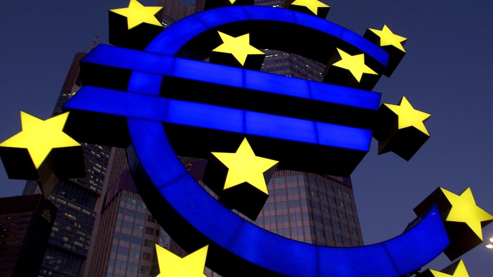 Une sculpture représentant le symbole de l'euro devant la Banque centrale européenne, à Francfort, en Allemagne.