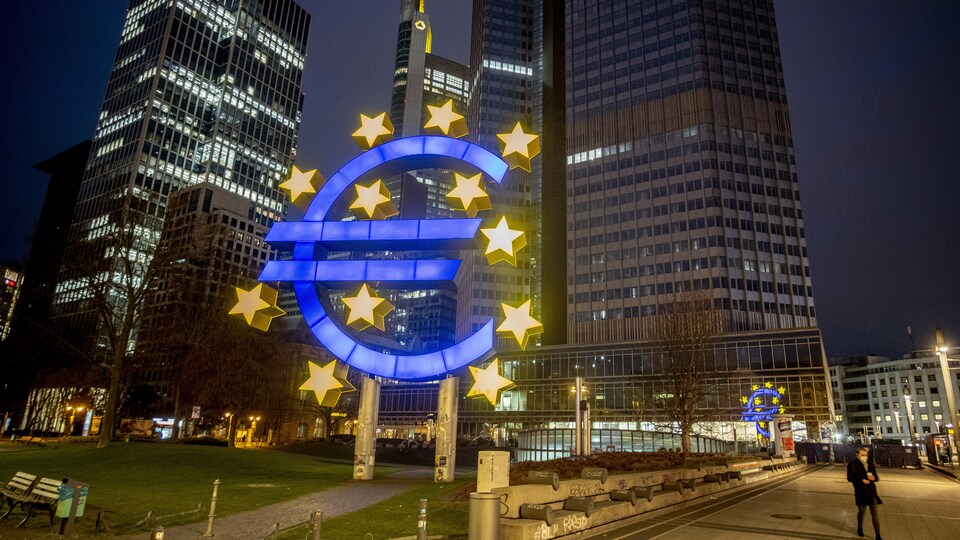 Une sculpture du logo de l'euro en Allemagne, la nuit