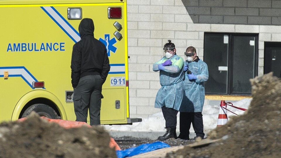 Des ambulanciers devant la résidence.