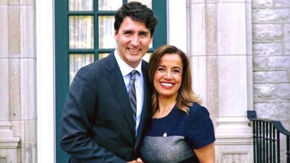 Eva Nassif serre la main de Justin Trudeau. 